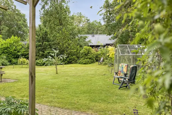 De Stille Wille 209, OOST WEST EN MIDDELBEERS