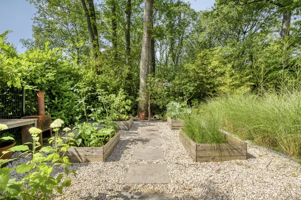 De Stille Wille 29, OOST WEST EN MIDDELBEERS