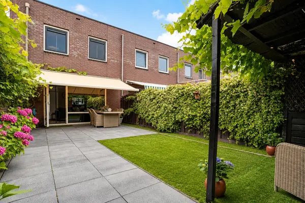 Bratislavahof 18, Den Haag