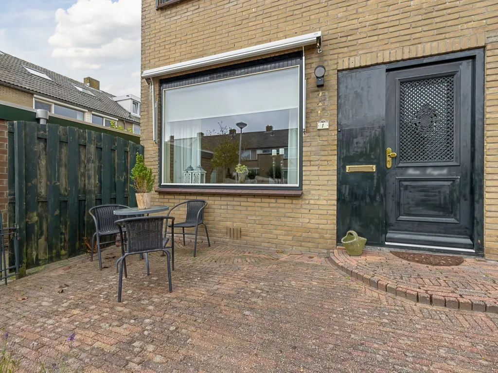 Nicolaas Beetsstraat 1, HELLEVOETSLUIS