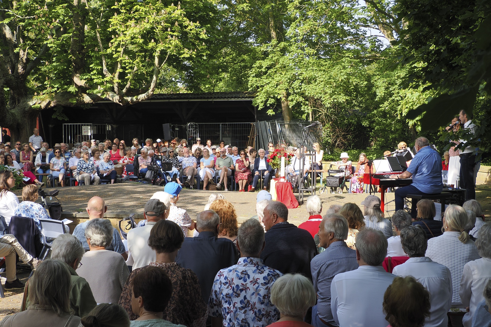 Zonovergoten openluchtdienst Eerste Pinksterdag in Tinte