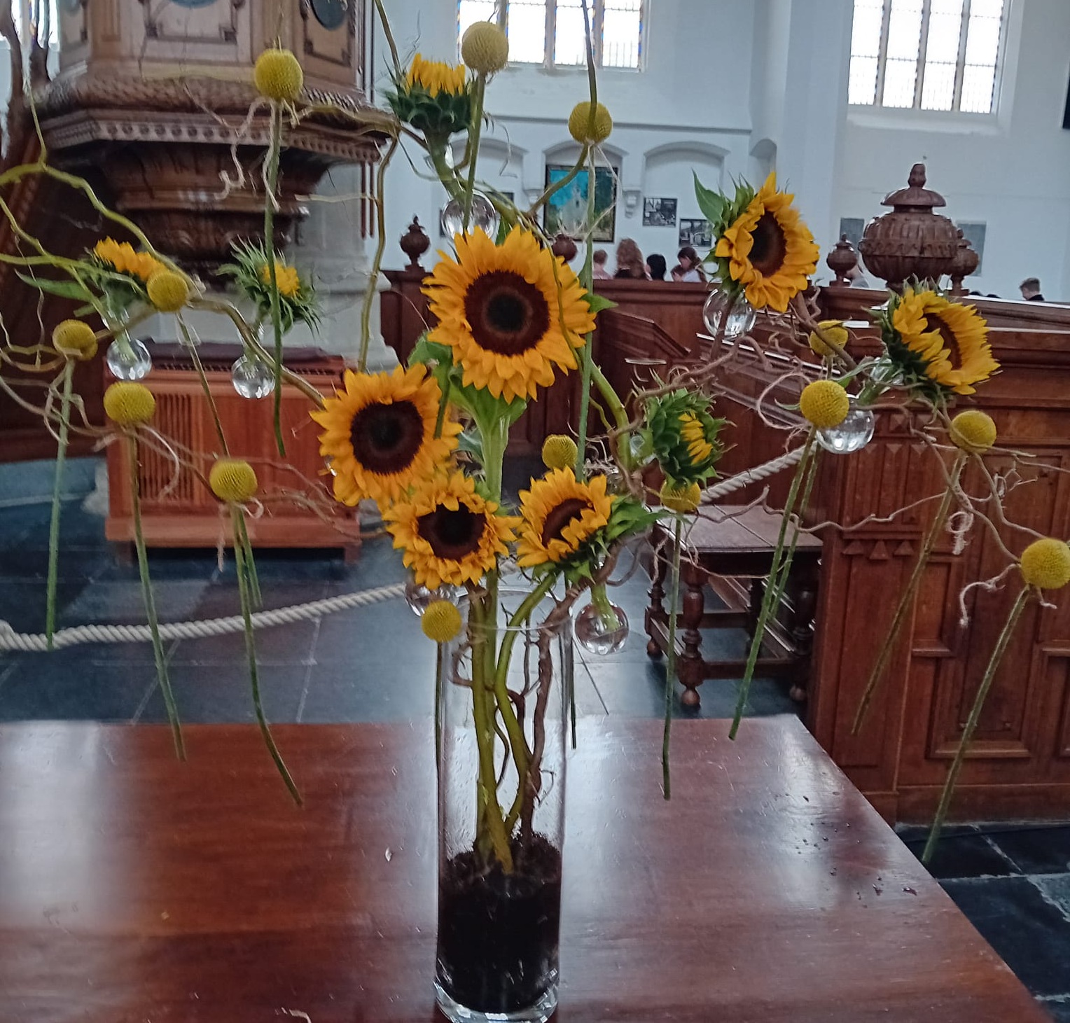 Liturgische bloemschikking Startzondag 'Beweeg mee ...'