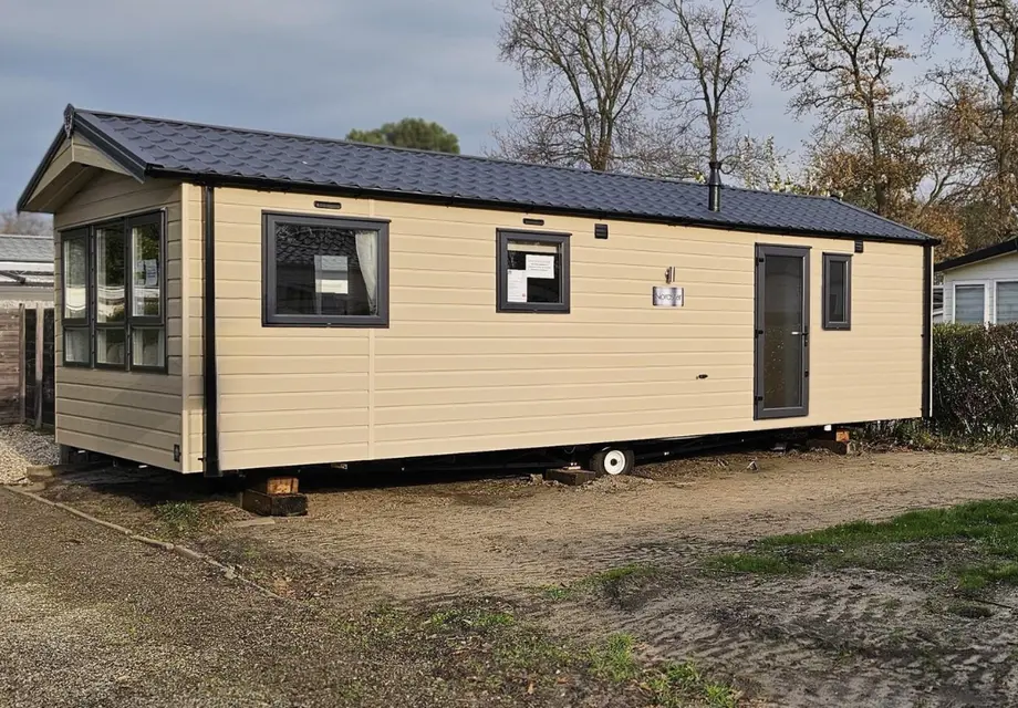 Kavel 12 + nieuw chalet Meidoorn op camping Westduin in Ouddorp