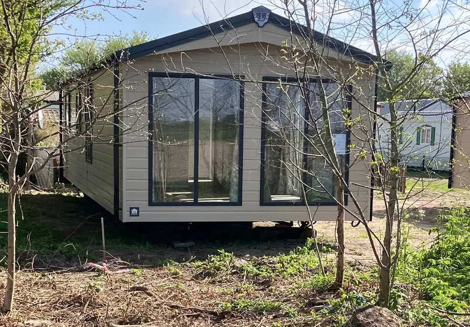 Kavel + nieuw chalet op camping 't Hoge Zand aan het Grevelingenmeer