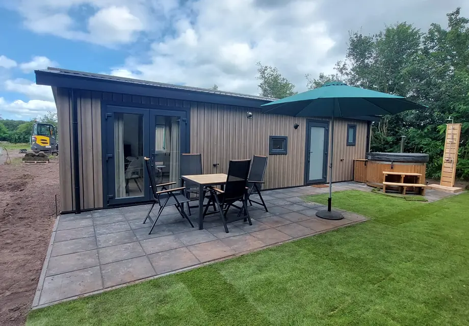 Kavel 9 + nieuw chalet met hottub op Zomers Buiten Oude Pekela