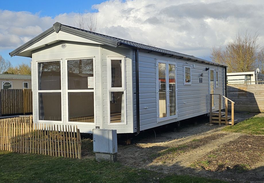 Kavel 131 + Nordik chalet op camping 't Hoge Zand in Sirjansland