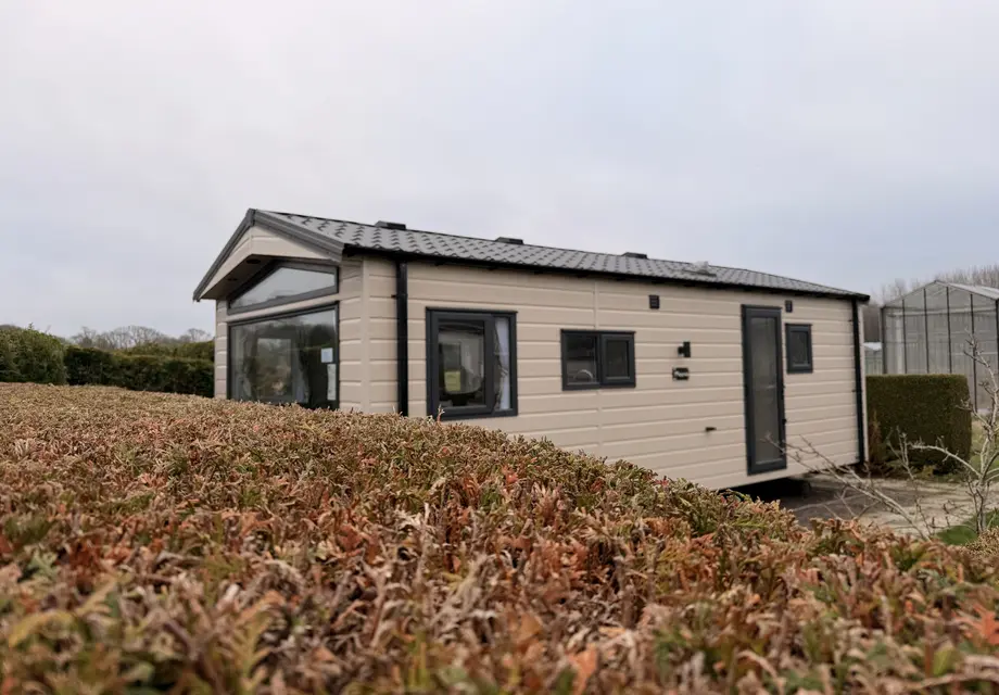 Kavel + Nieuw Chalet Phoenix op camping Ketjil in Oostvoorne