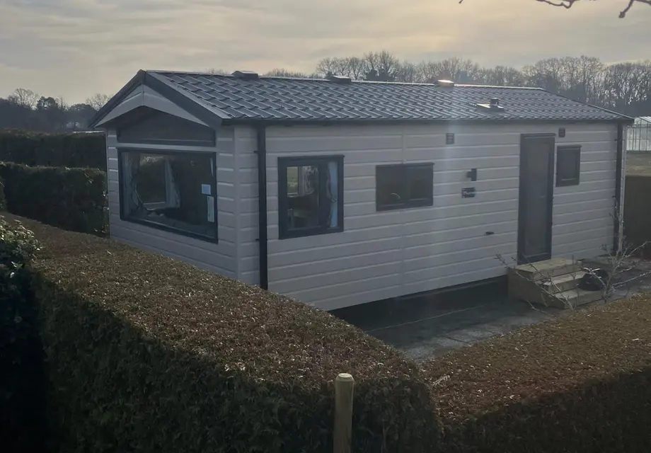 Kavel + Nieuw Chalet Phoenix op camping Ketjil in Oostvoorne