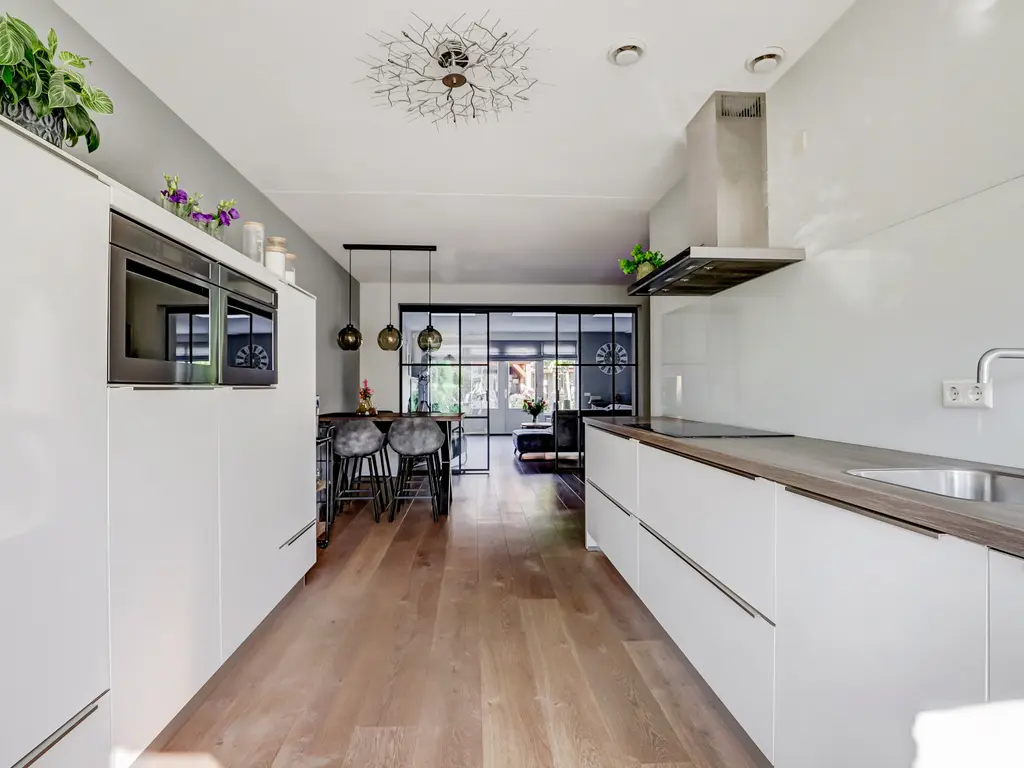 Van Huessenleede 8, BARENDRECHT