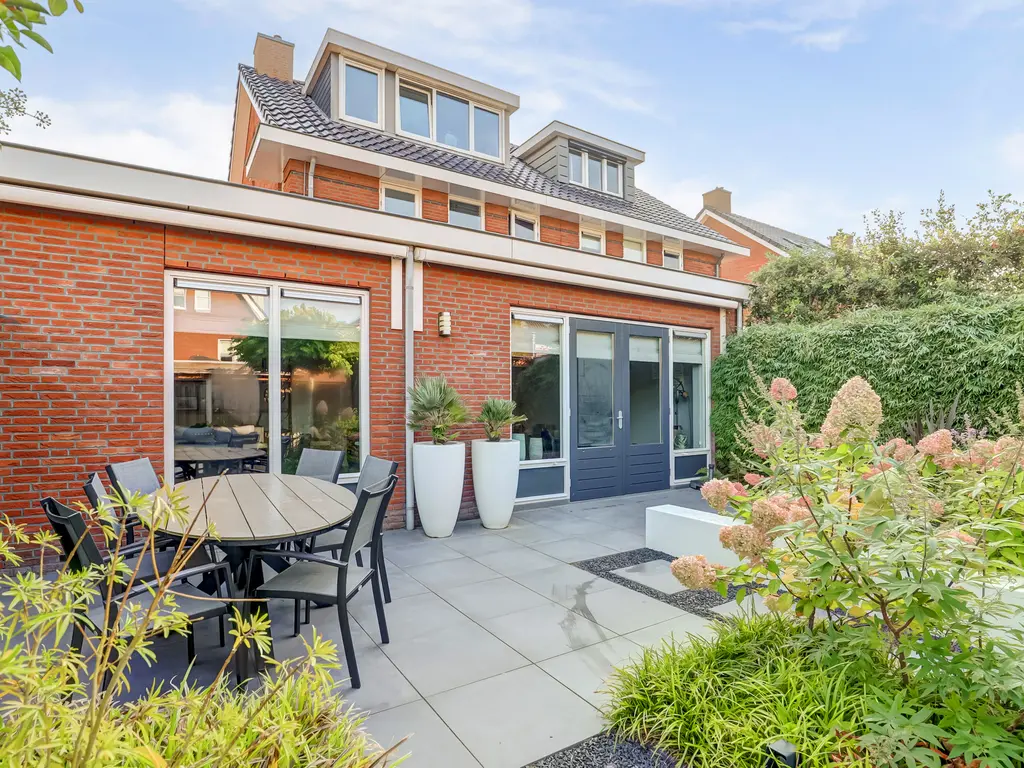 Van Huessenleede 8, BARENDRECHT