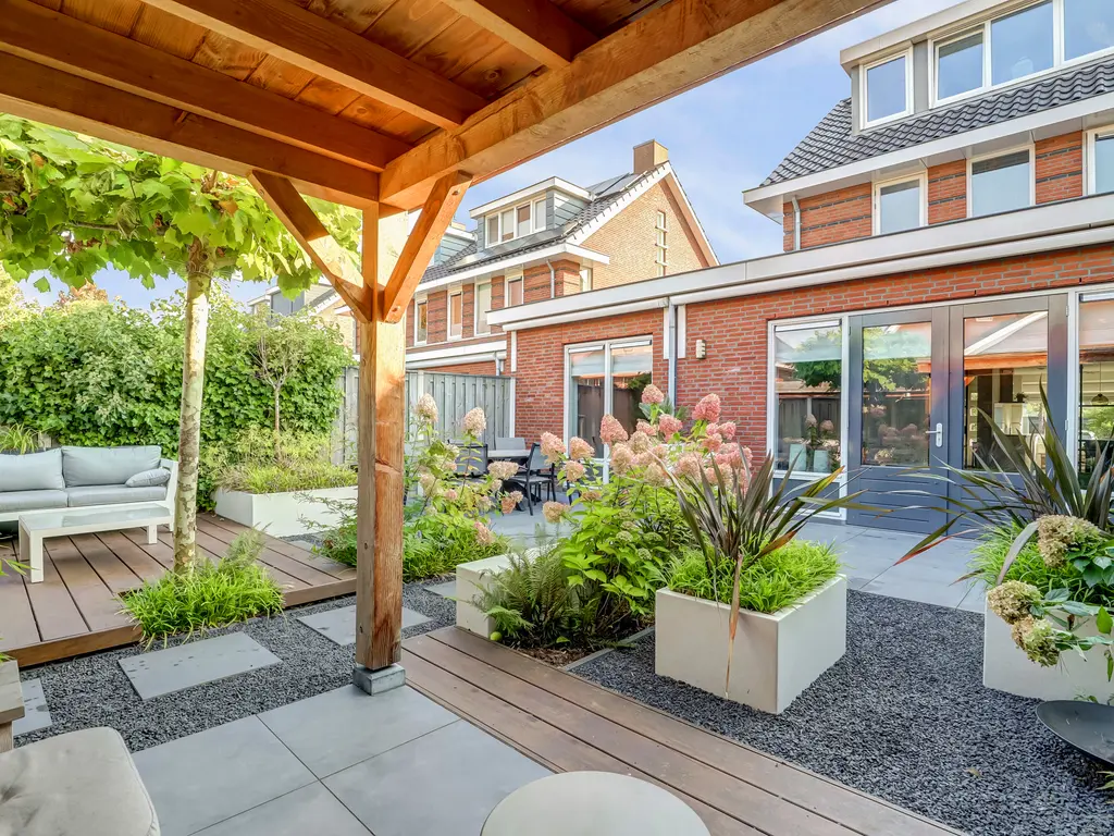 Van Huessenleede 8, BARENDRECHT