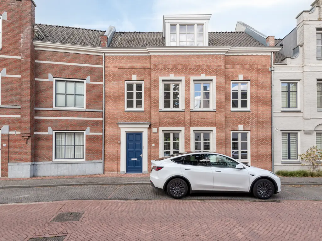 Koolstraat 24, HELMOND