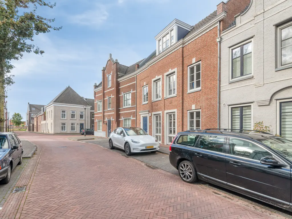 Koolstraat 24, HELMOND