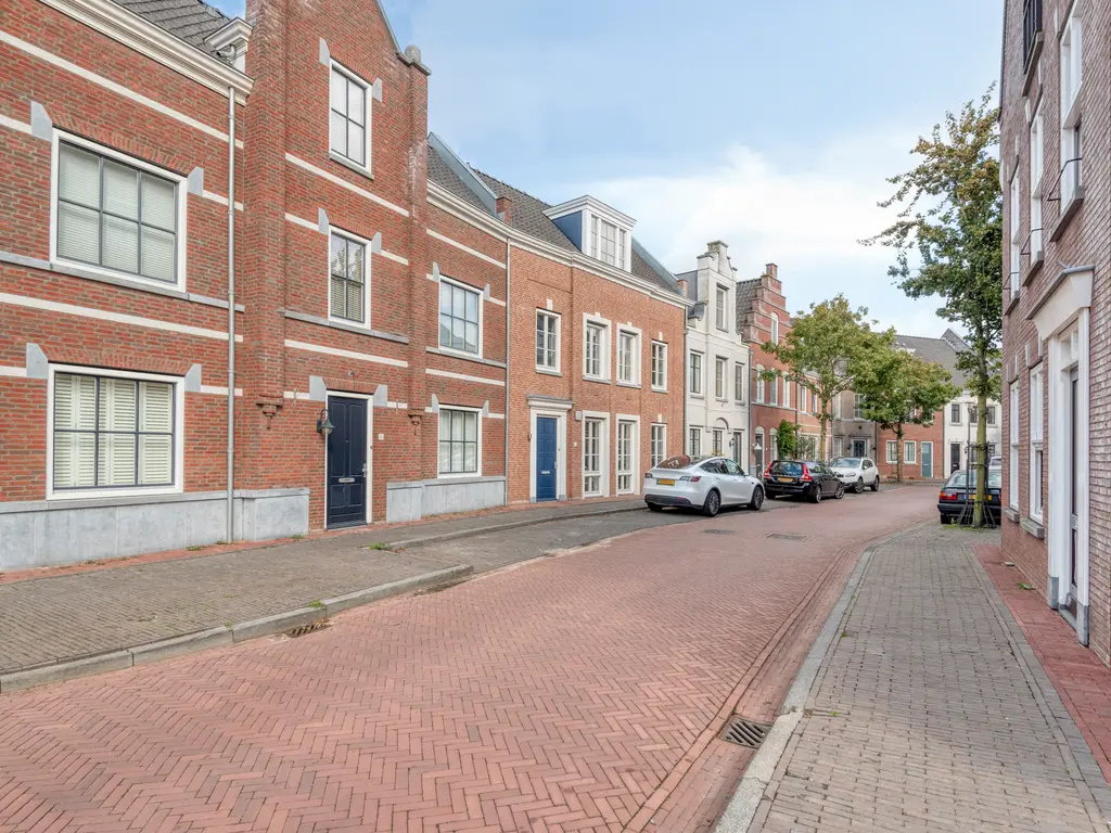 Koolstraat 24, HELMOND