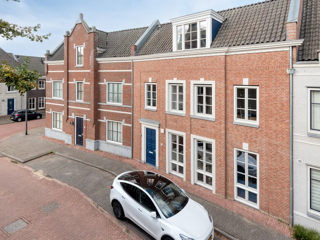 Koolstraat 24, HELMOND