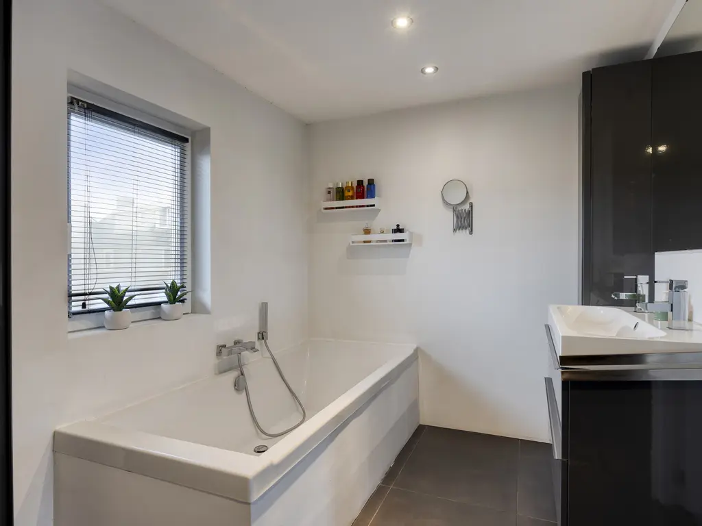 Seringenhof 28, WAALWIJK