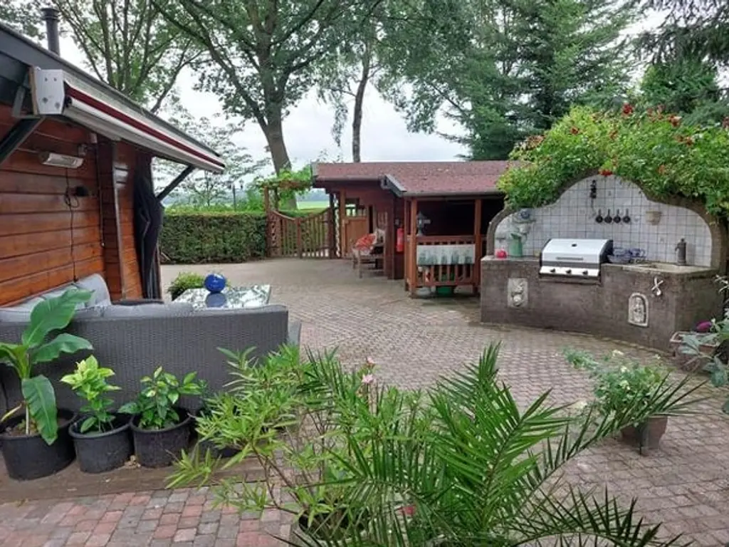 De Stille Wille 323, OOST WEST EN MIDDELBEERS