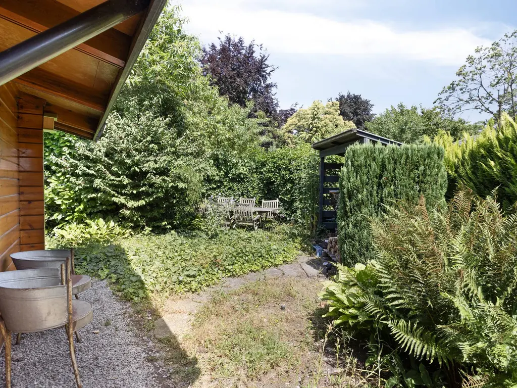 De Stille Wille 317, OOST WEST EN MIDDELBEERS