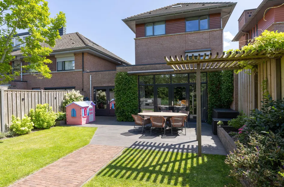 John Raedeckerhof 13