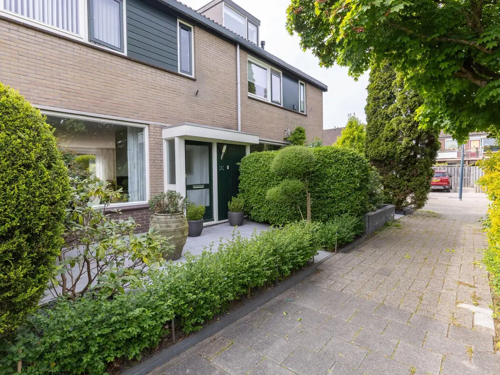 Hoeker 8, HOORN