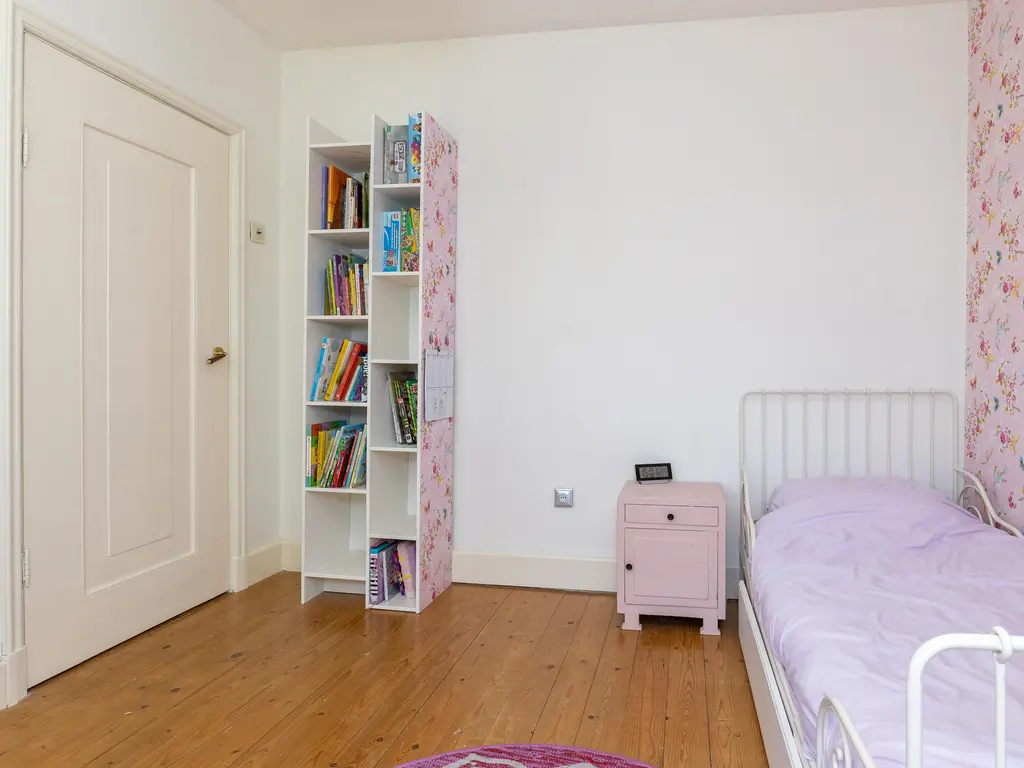 Keern 115, HOORN