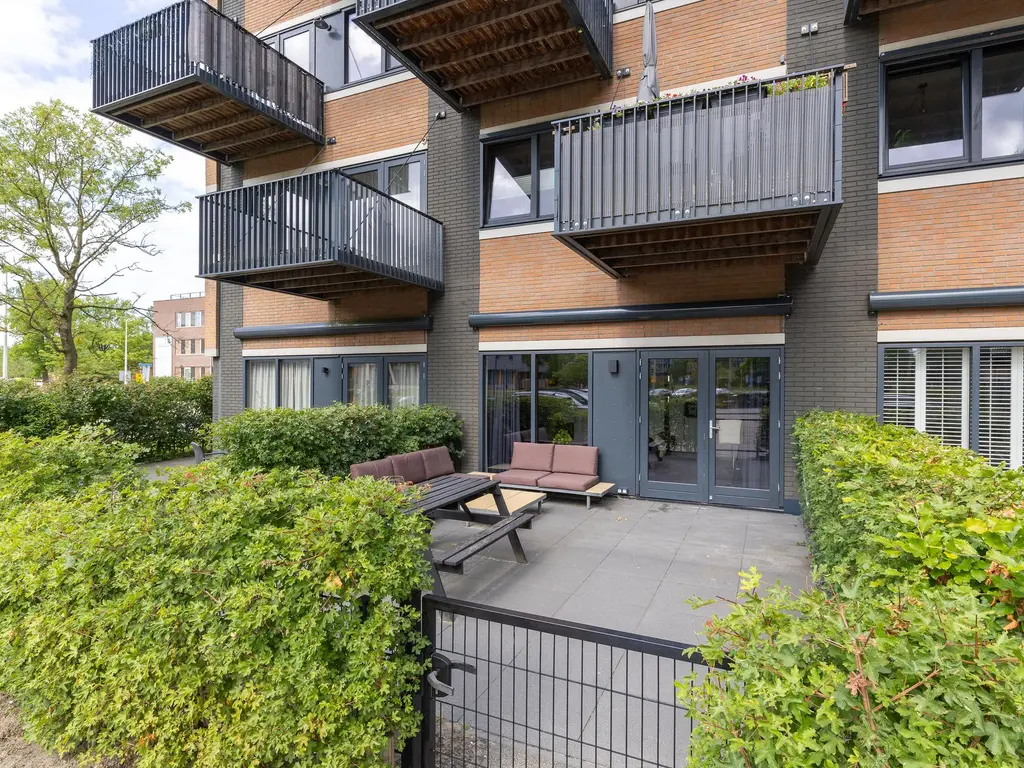 Zandsteen 97, HOORN