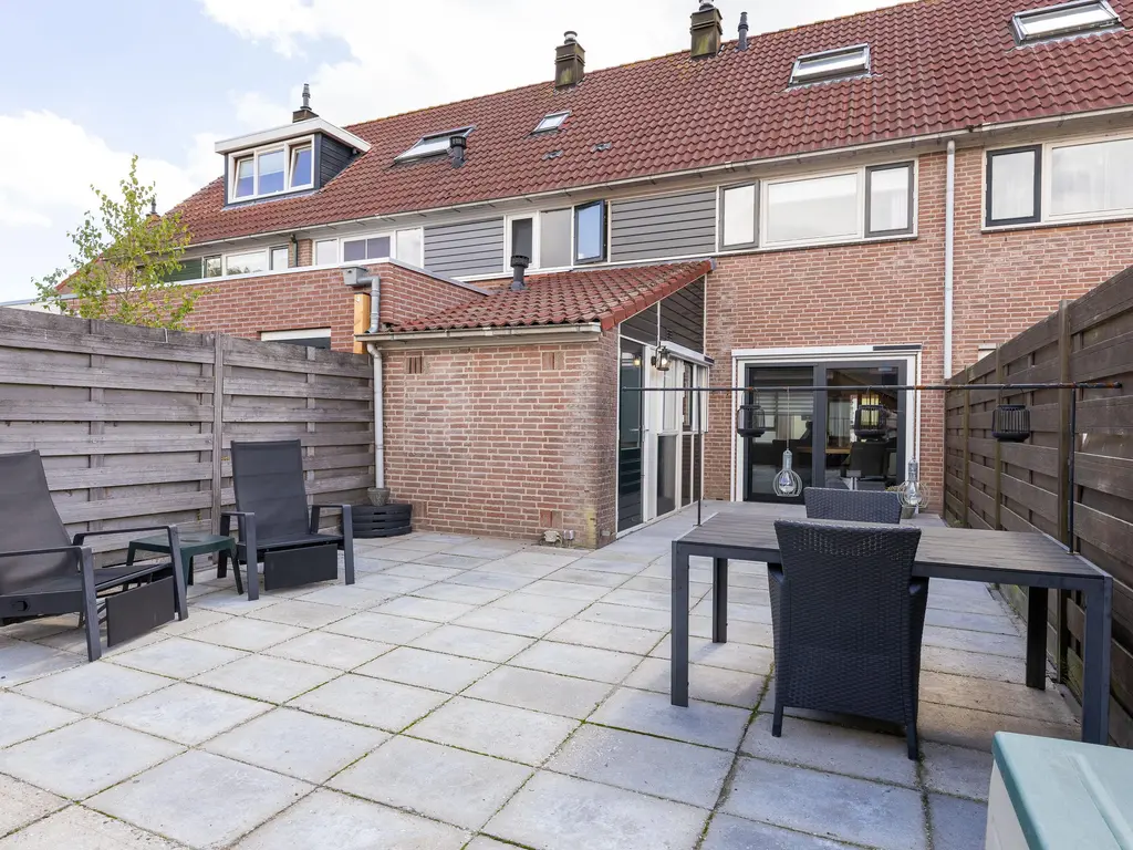 Ceder 90, HOORN
