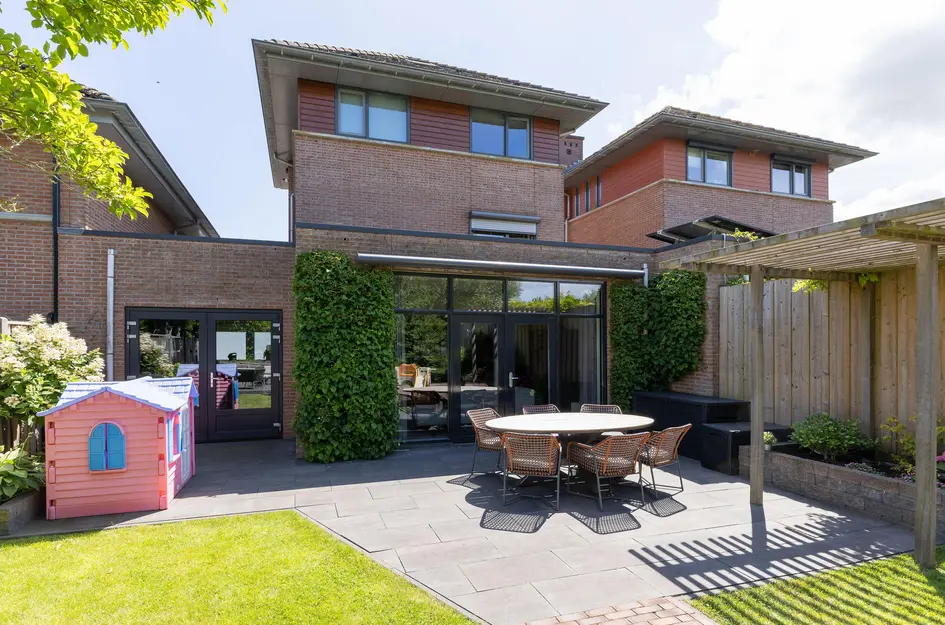 John Raedeckerhof 13