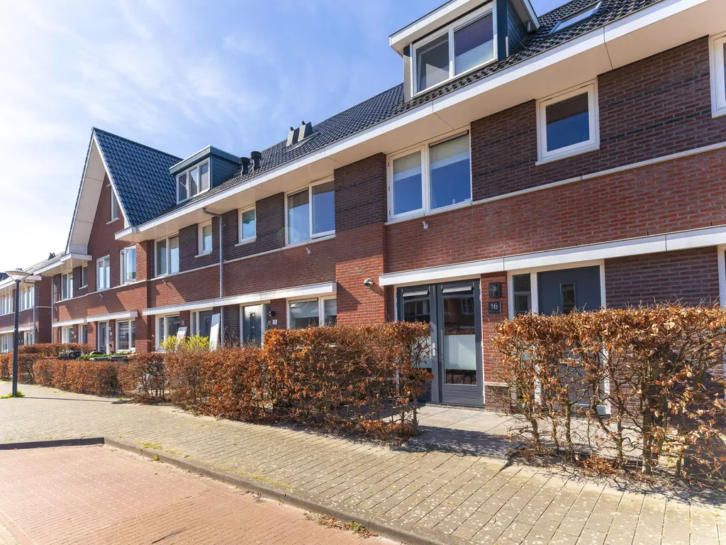 Albert van Damstraat 16, ZWAAG