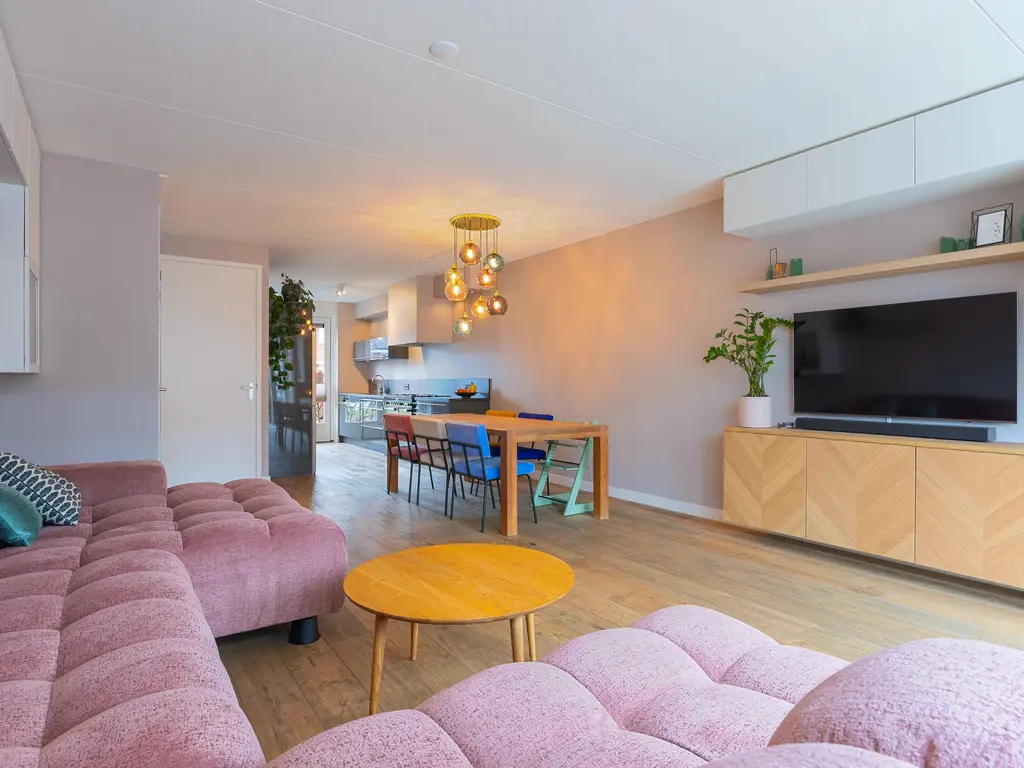 Albert van Damstraat 16, ZWAAG