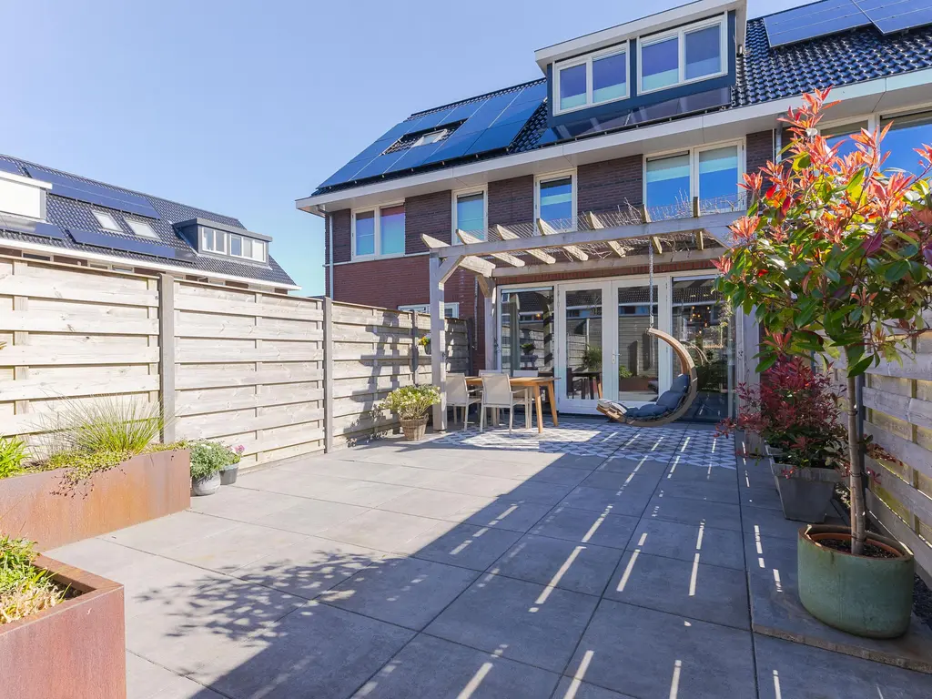 Albert van Damstraat 16, ZWAAG