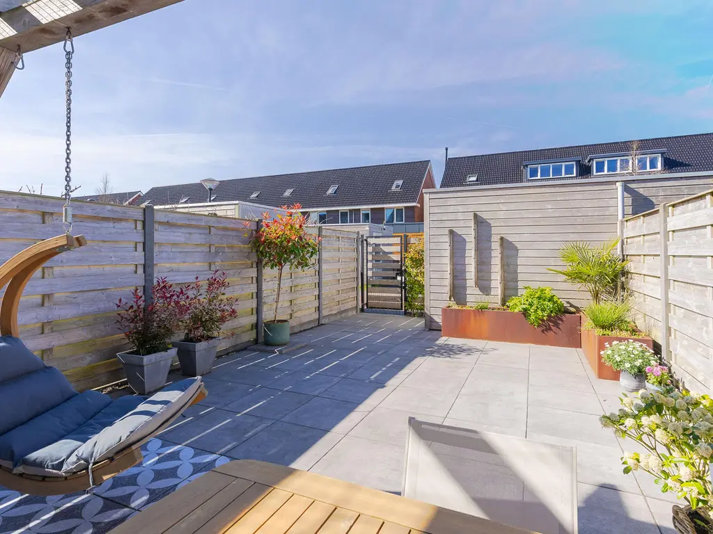 Albert van Damstraat 16, ZWAAG