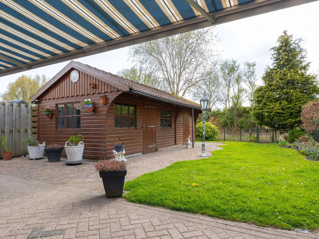 Iepenstraat 15, Winkel