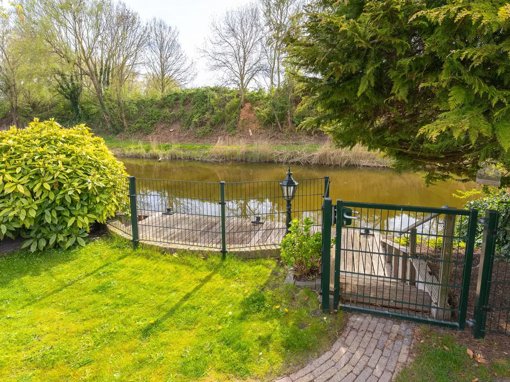 Iepenstraat 15, Winkel