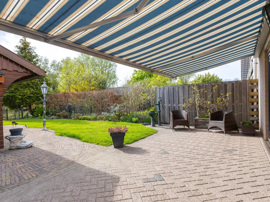 Iepenstraat 15, Winkel