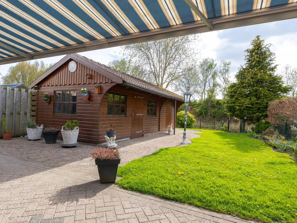 Iepenstraat 15, Winkel