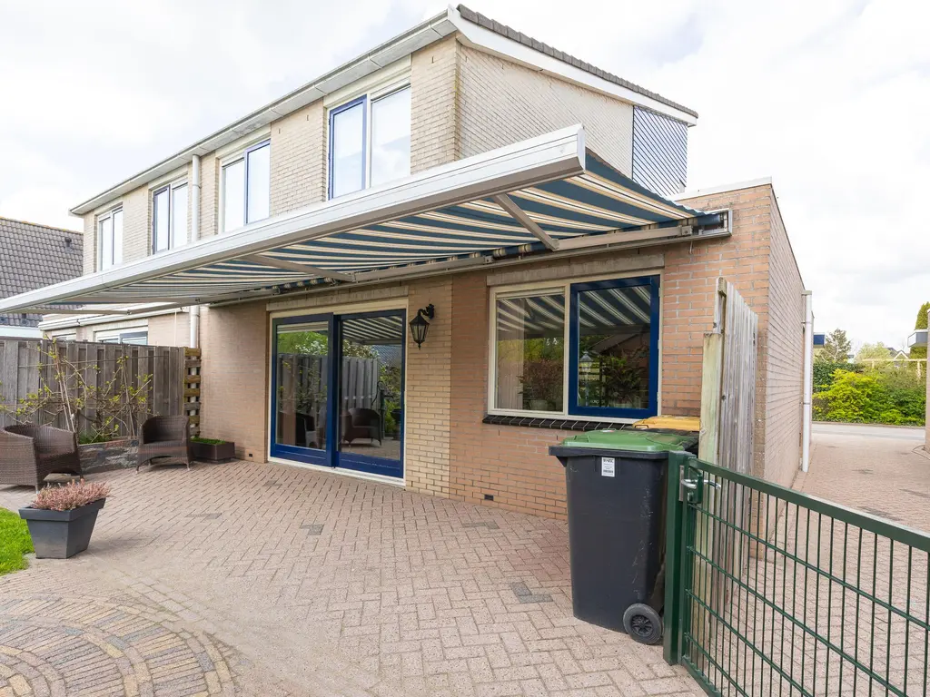 Iepenstraat 15, Winkel