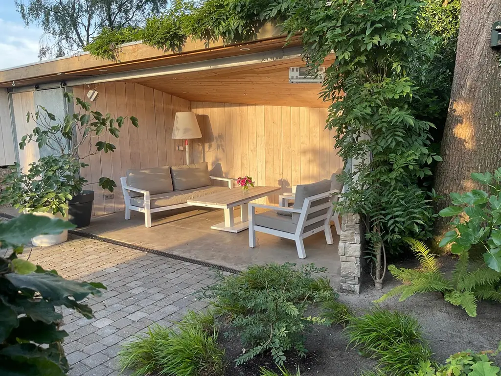 De Stille Wille 316, OOST WEST EN MIDDELBEERS