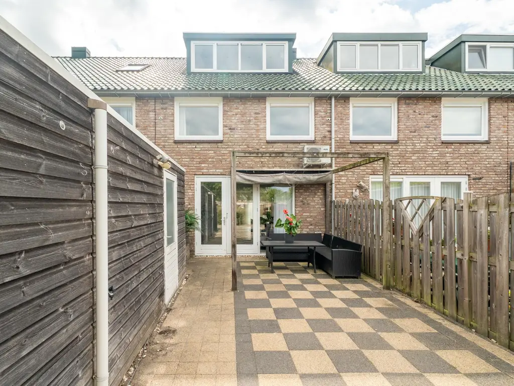 Nijkampvaart 142, 'S-GRAVENHAGE