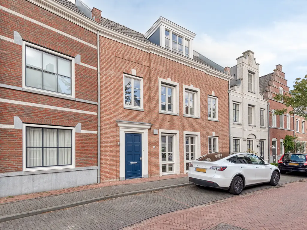 Koolstraat 24, HELMOND