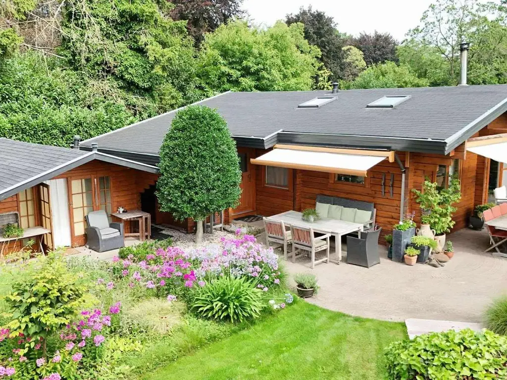 De Stille Wille 317, OOST WEST EN MIDDELBEERS