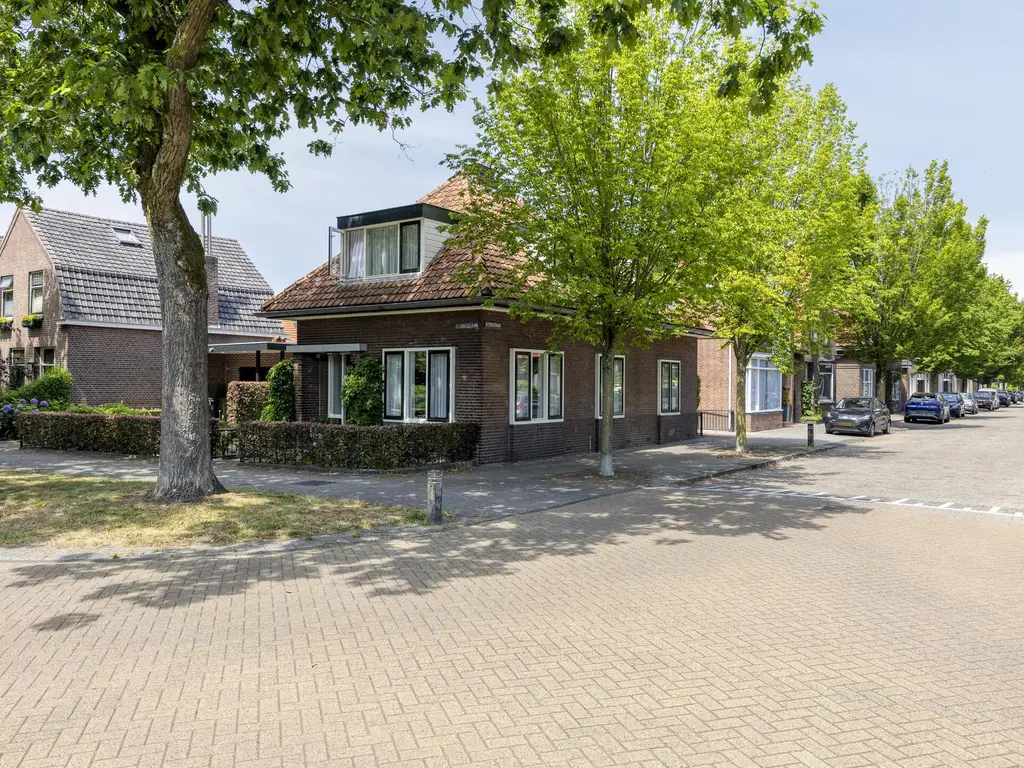 Floris V-laan 27, WAALWIJK