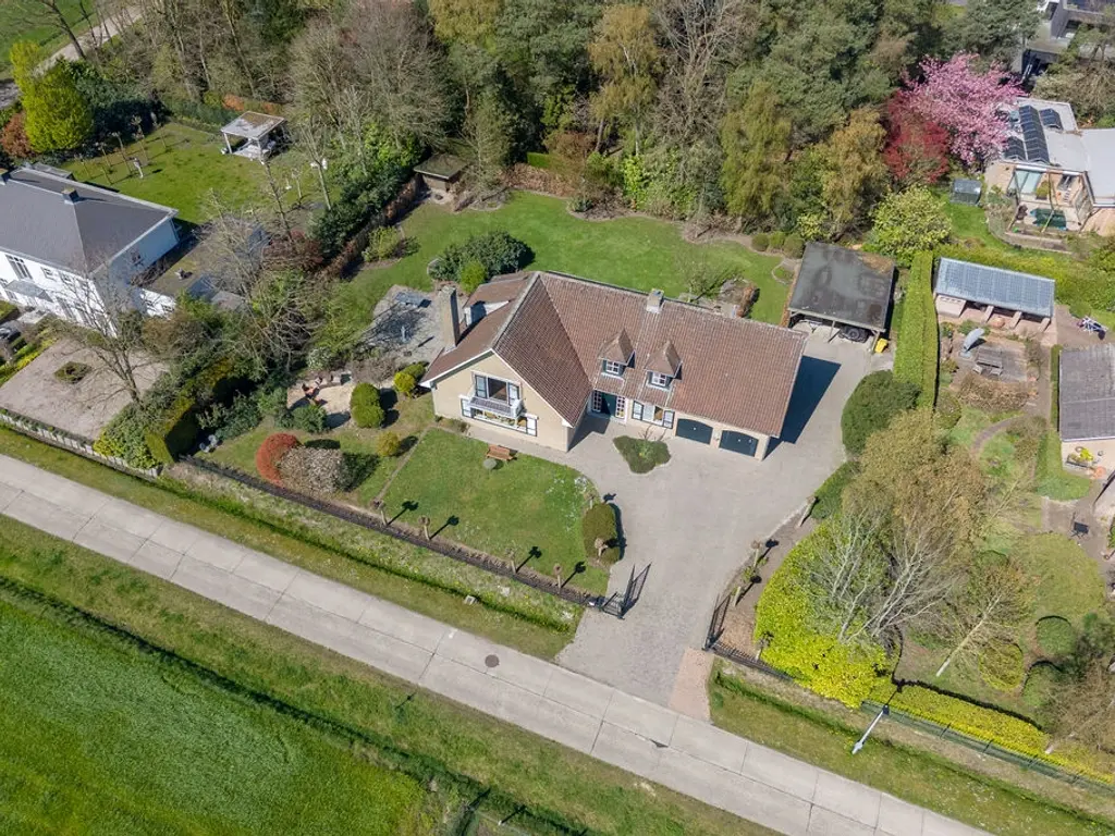 Leeuweriklaan 10  , Poppel