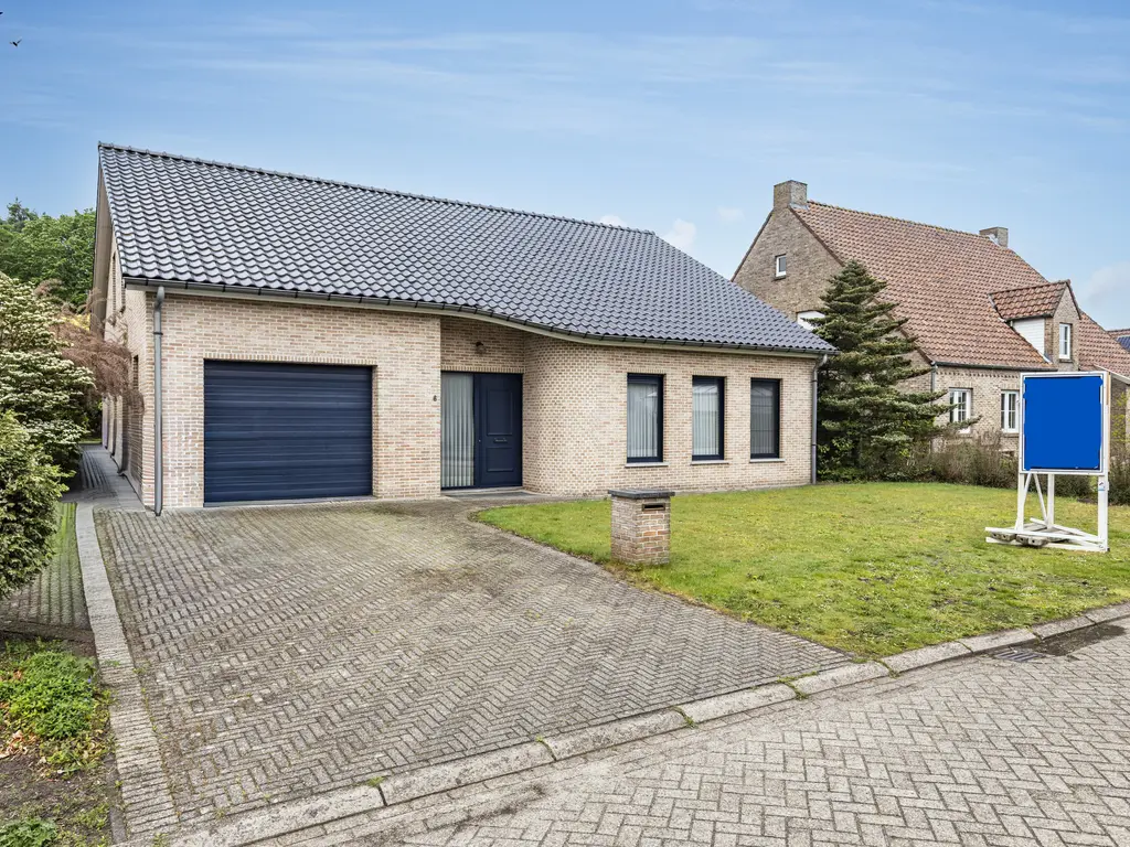Pastoor Coolsstraat 6  , Ravels