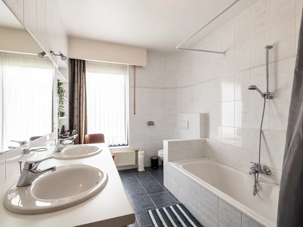 Pastoor Coolsstraat 6  , Ravels
