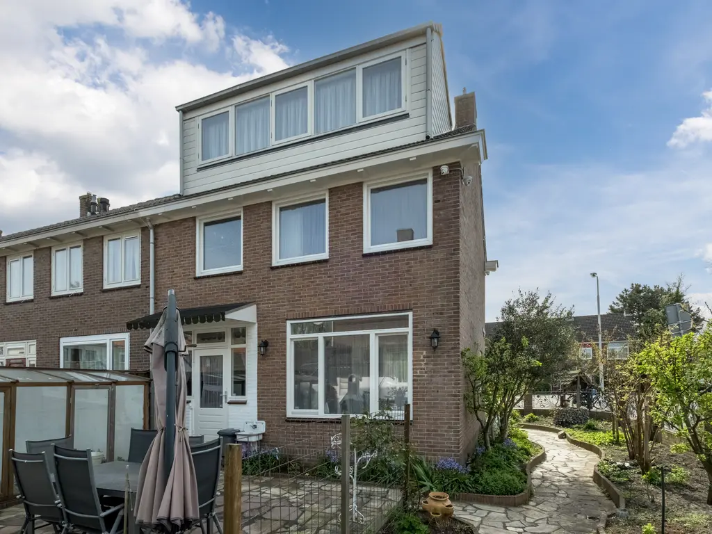 Walraven van Hallstraat 11, ZAANDAM