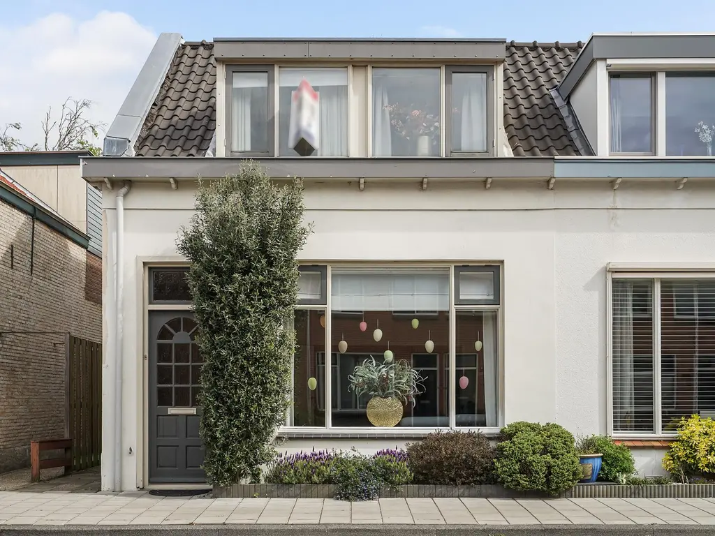 Naaldwijkseweg 156, 'S-GRAVENZANDE