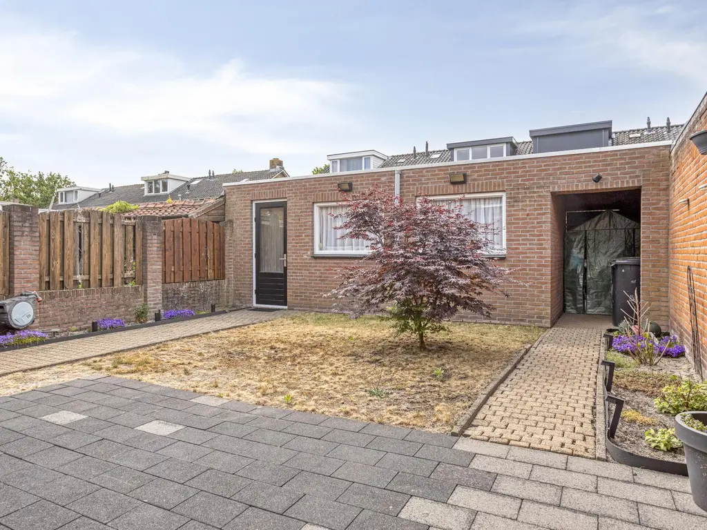 Bloemenoordplein 22, WAALWIJK