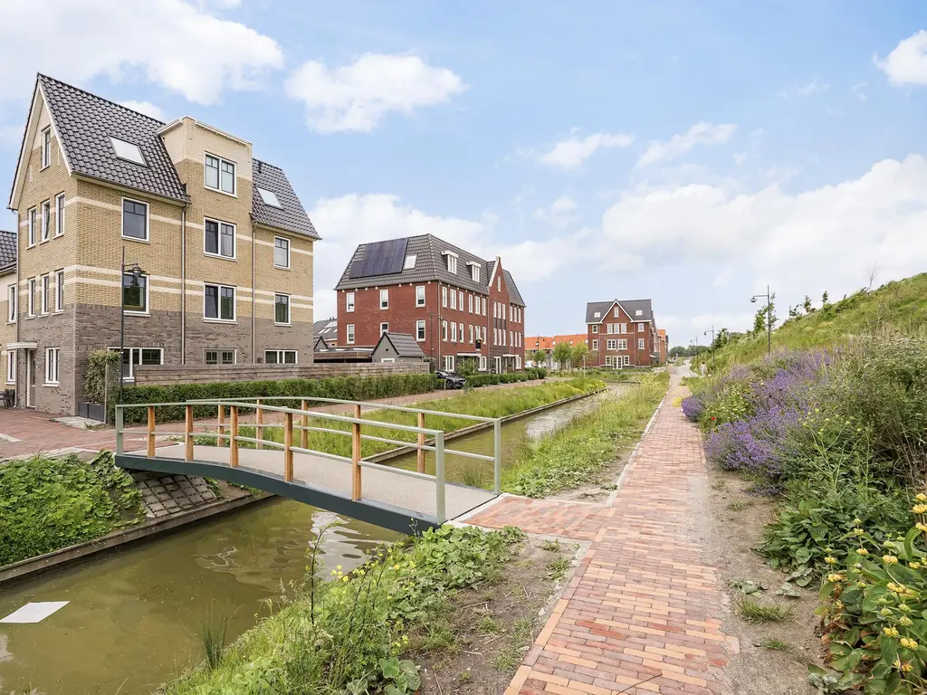 Pluis 16, MAASSLUIS