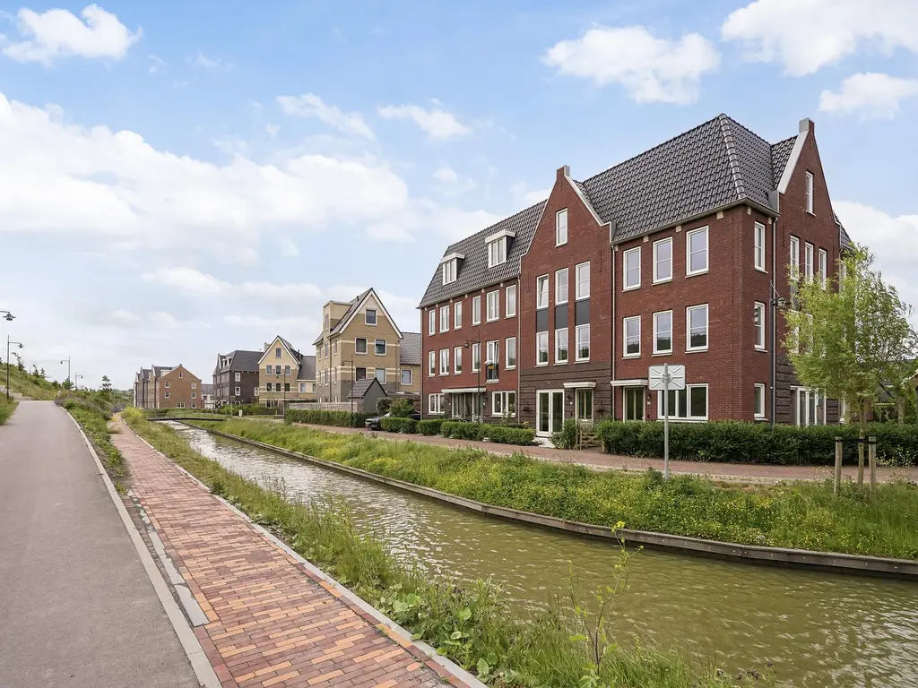 Pluis 16, MAASSLUIS